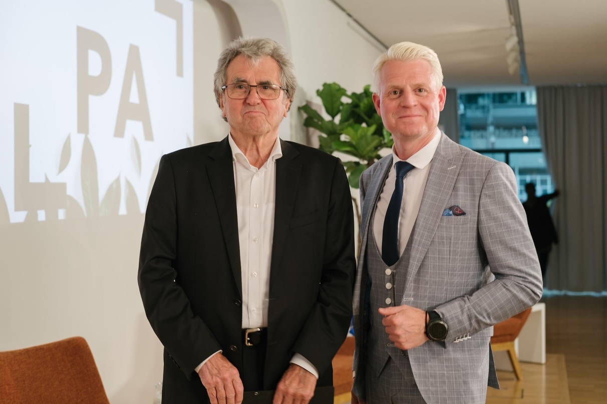 Werner Kimmig, neues Ehrenmitglied der Produzentenallianz (links im Bild), und Laudator Guido Cantz 