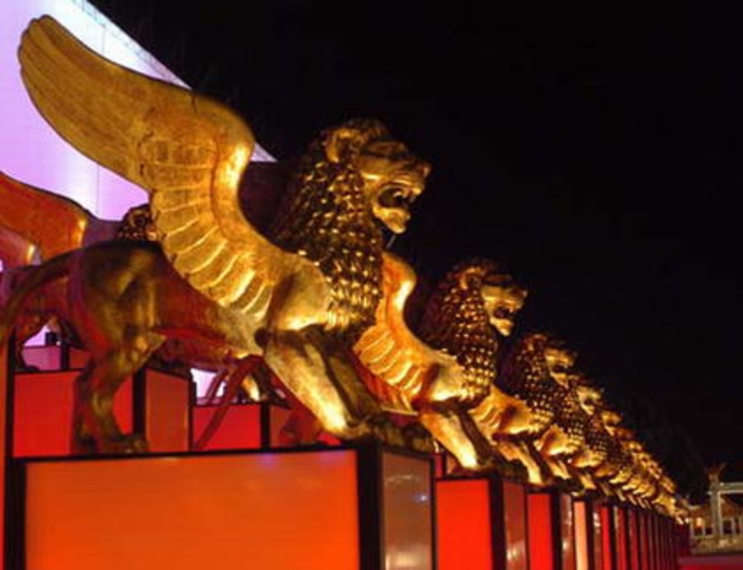 Hier passieren die Löwen-Anwärter: Der Biennale-Palast bei Nacht