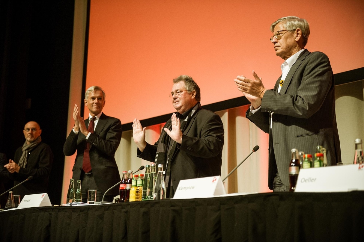 Kandidierte nicht mehr für das Amt des Aufsichtsratsvorsitzenden: Enjott Schneider (2. von rechts), hier bei der Mitgliederversammlung auf dem Podium mit den Aufsichtsräten Stefan Waggershausen (links) und Karl-Heinz Klempnow (rechts) sowie dem GEMA-Vorstandsvorsitzenden Harald Heker (2. von links)