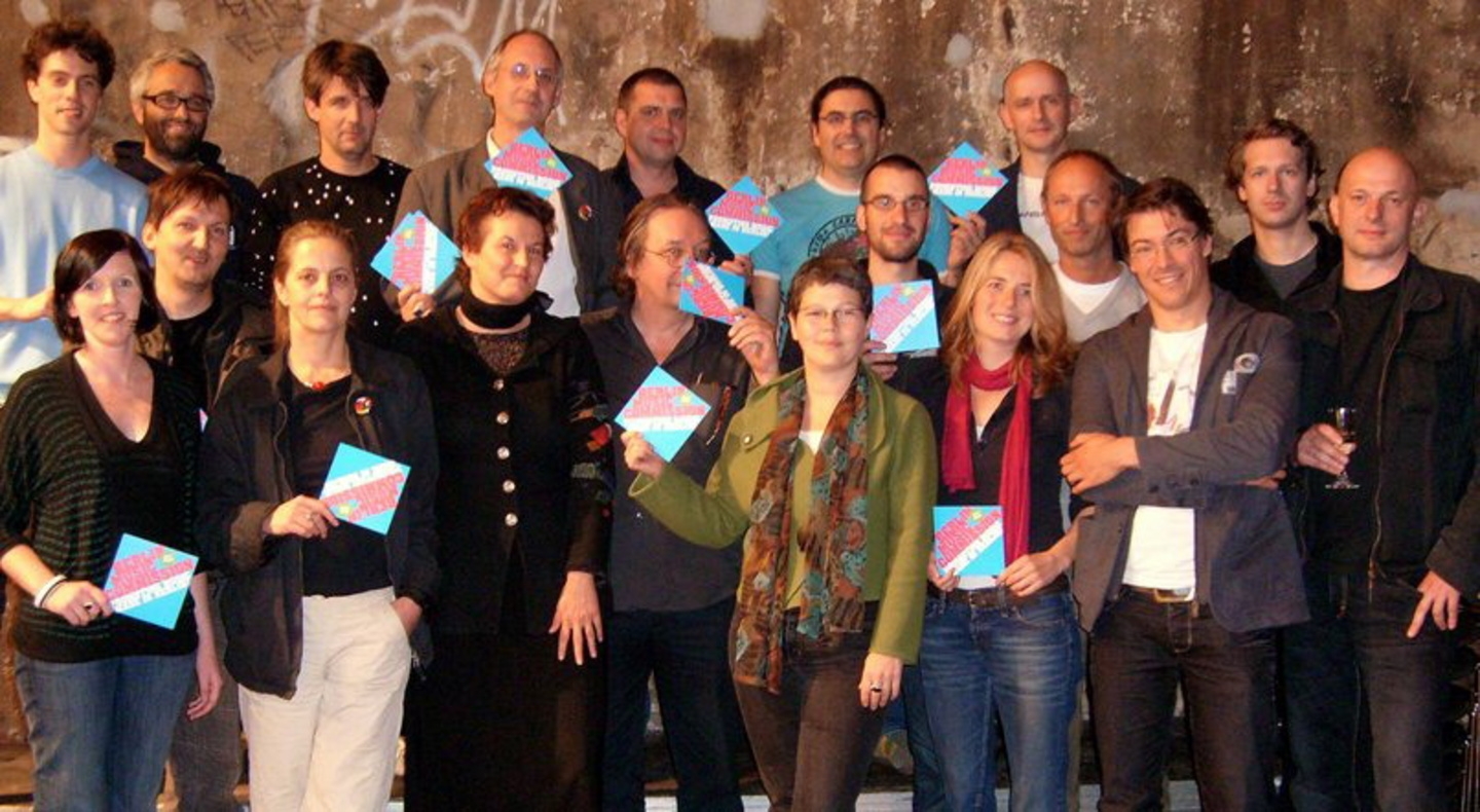 Schafft neue Strukturen: Die Gründungsversammlung der Berlin Music Commission||Schaffen neue Strukturen: Die Gründungsversammlung mit (hinten v.l.n.r.) Max Paproth (Budde), Thomas Morr (Morr), Horst Weidenmüller (!K7), Peter James (VUT), Sören Birke (Kesselhaus), Michael von Petrykowski (Piraha) und Rainer Grigutsch (Club Commission) sowie (vorn, v.l.n.r.) Hilary Kavanagh (Berlin Festival), Christian Morin (Headquarter), Stefanie Marcus (Traumton), Simone Hofmann (Fête Company), Christoph Borkowsky Akbar (Piranha), Christine Scherer (Pfefferwerk), Anna von Hagen (Piranha), Stephan Rombach (go_disko*), Claas Brieler (Sonar Kollektiv), Björn Döhring (Arena und Admiralspalast, Matthias Bohmbach (Innervisions), Olaf "Gemse" Kretschmar (Club Commission)