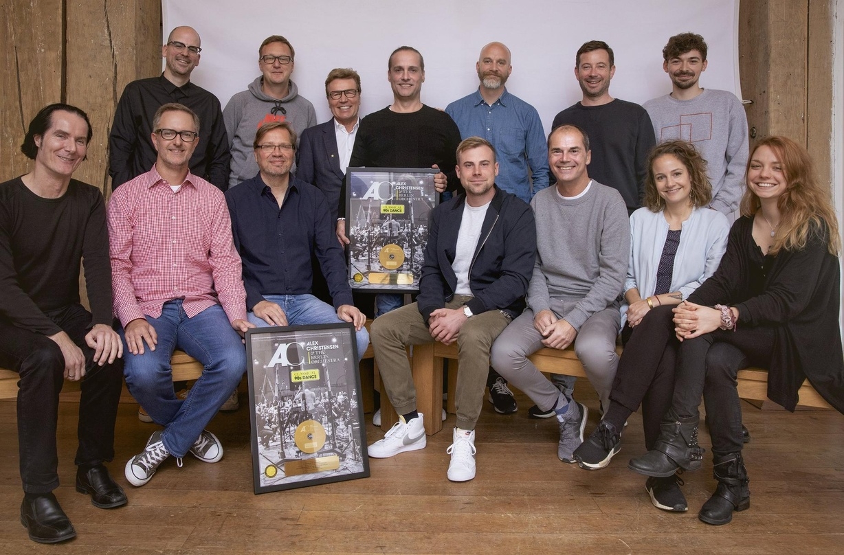 Erfreut über Edelmetall: Alex Christensen (hinten, Mitte) und sein Team