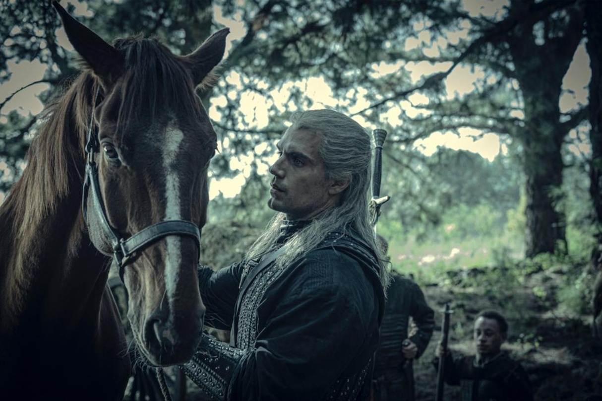 Geralt von Riva (Henry Cavill) mit seinem Pferd Plötze