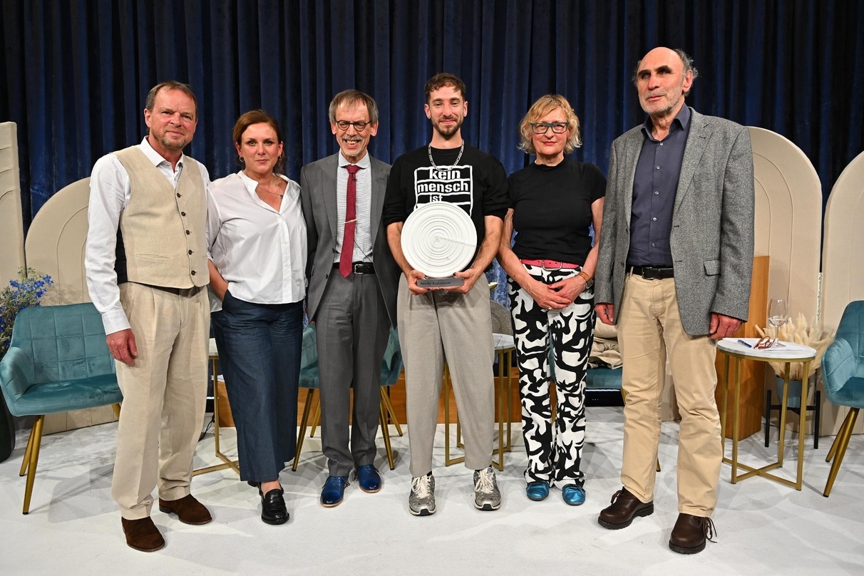 Bei der Verleihung des Hörspielpreis der Kriegsblinden (v.l.n.r.): Martin Schneider, Anke Morawe, (beide Film- und Medienstiftung NRW), Klaus Hahn (DBSV), Noam Brusilovsky (Preisträger), Jury-Vorsitzende Gaby Hartel, stv. Jury-Vorsitzender Dietrich Plückhahn