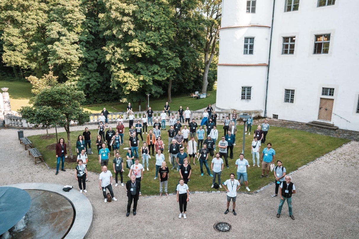 Coronakonformes Abschlussfoto: die Konferenz Dialog.Pop in Schloss Alteglofsheim