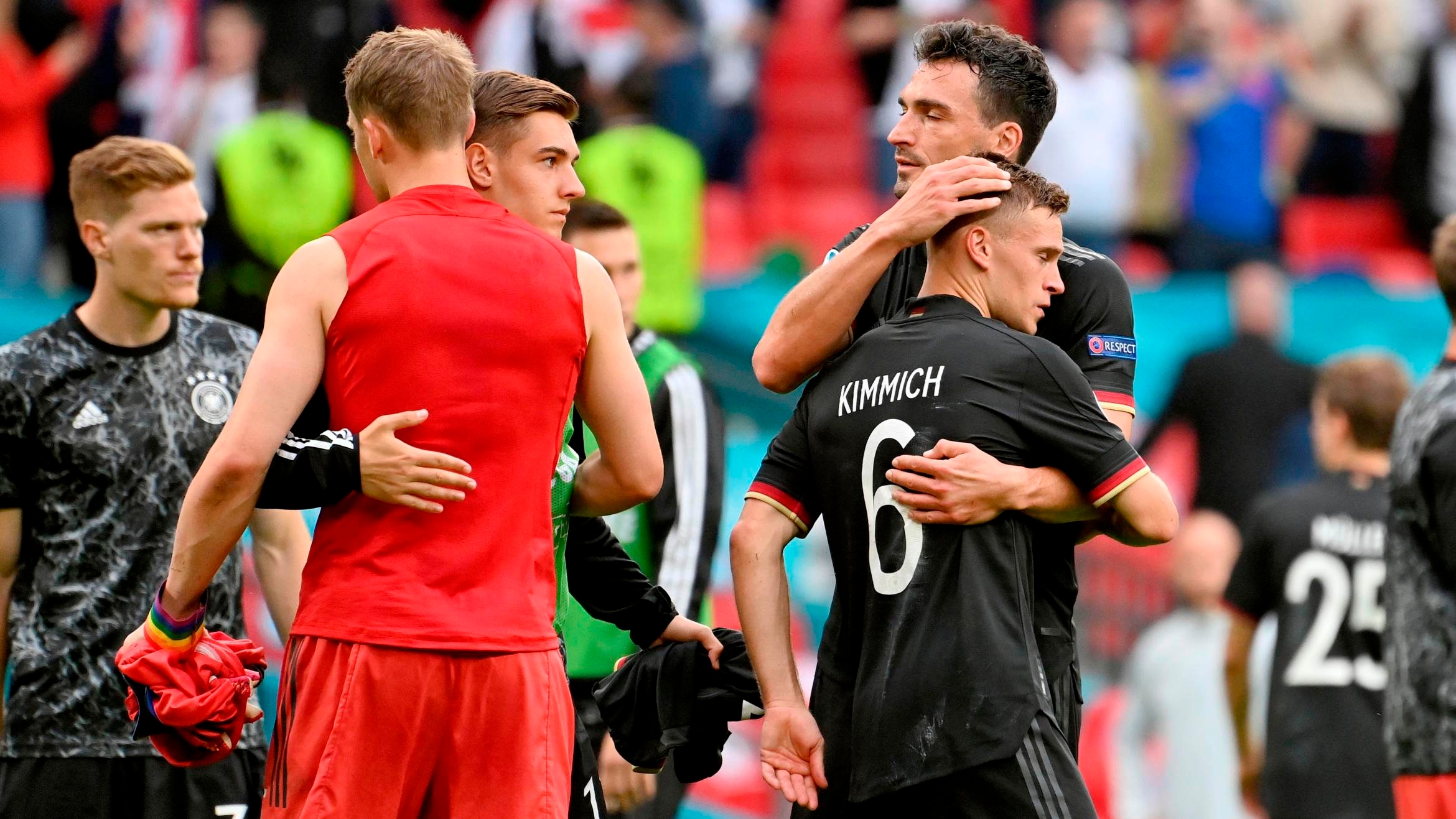 Enttäuschte Spieler nach dem deutschen EM-Aus gegen England - 