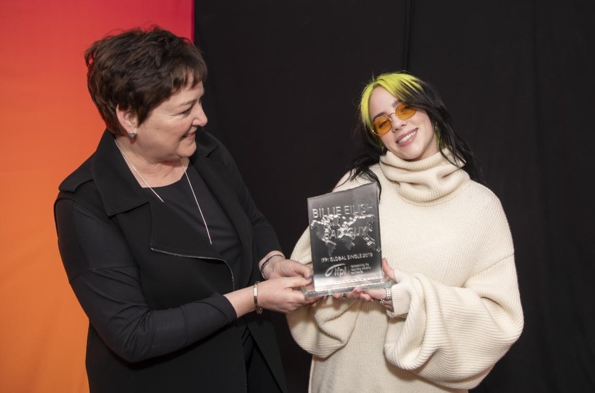 Ausgezeichnet: IFPI-CEO Frances Moore (links) überreicht den Award für die erfolgreichste Single des Jahres 2019 an Billie Eilish