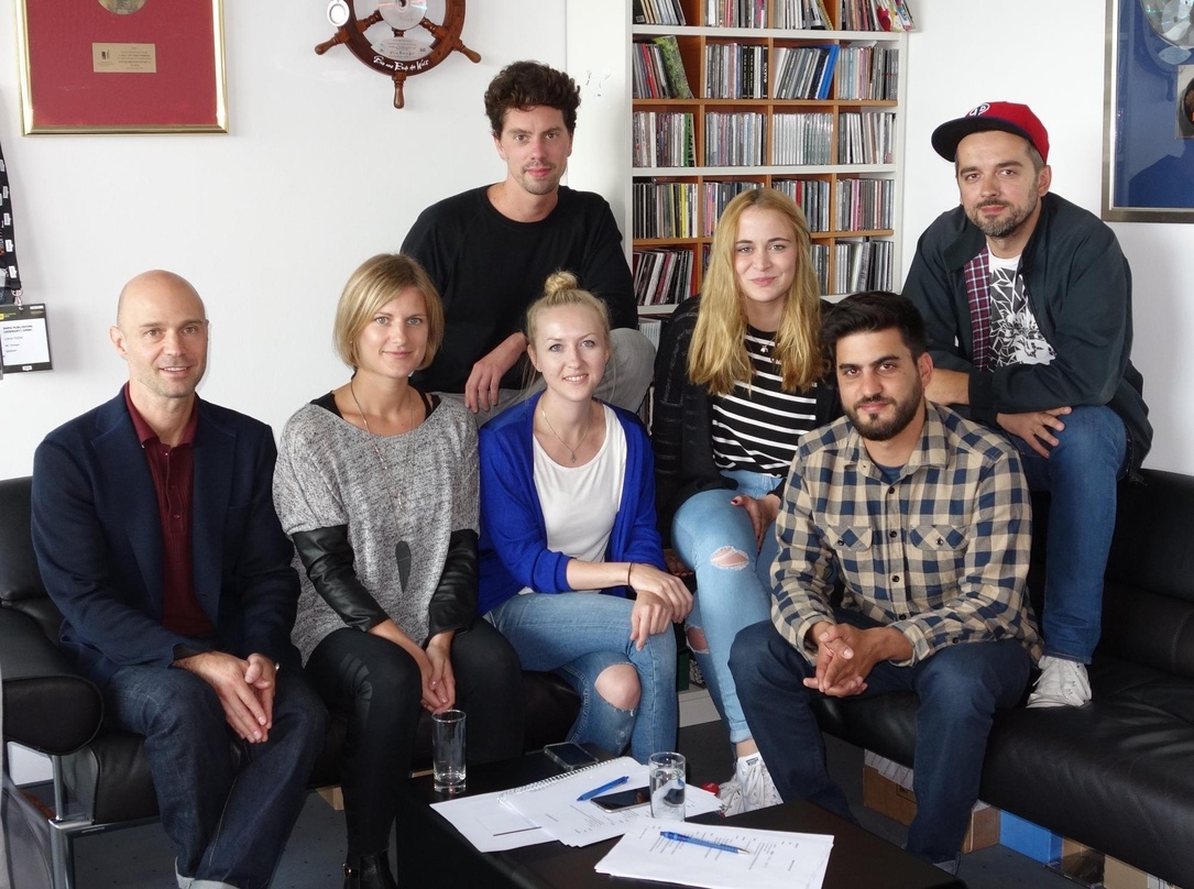 Bilden das Berliner Kreativteam (von links): Patrick Strauch, Sarah Schneider, Max Paproth, Thekla Krahe, Henrike Blome, Aksel Picker und Lukas Pizon