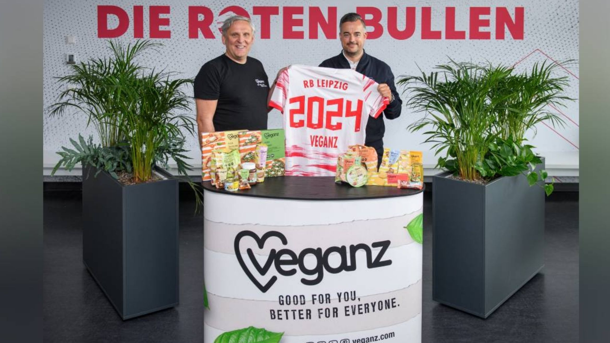 v.l.: Veganz-Chef Jan Bredack und RBL-Manager Florian Hopp – 