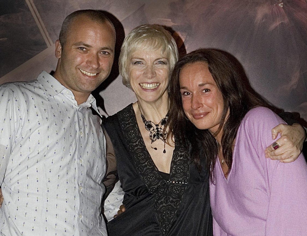 Trafen Annie Lennox (M.): Stefan Goebel, Vice President Sony BMG International, l.) und Senior Product Manager Alexandra Kraus