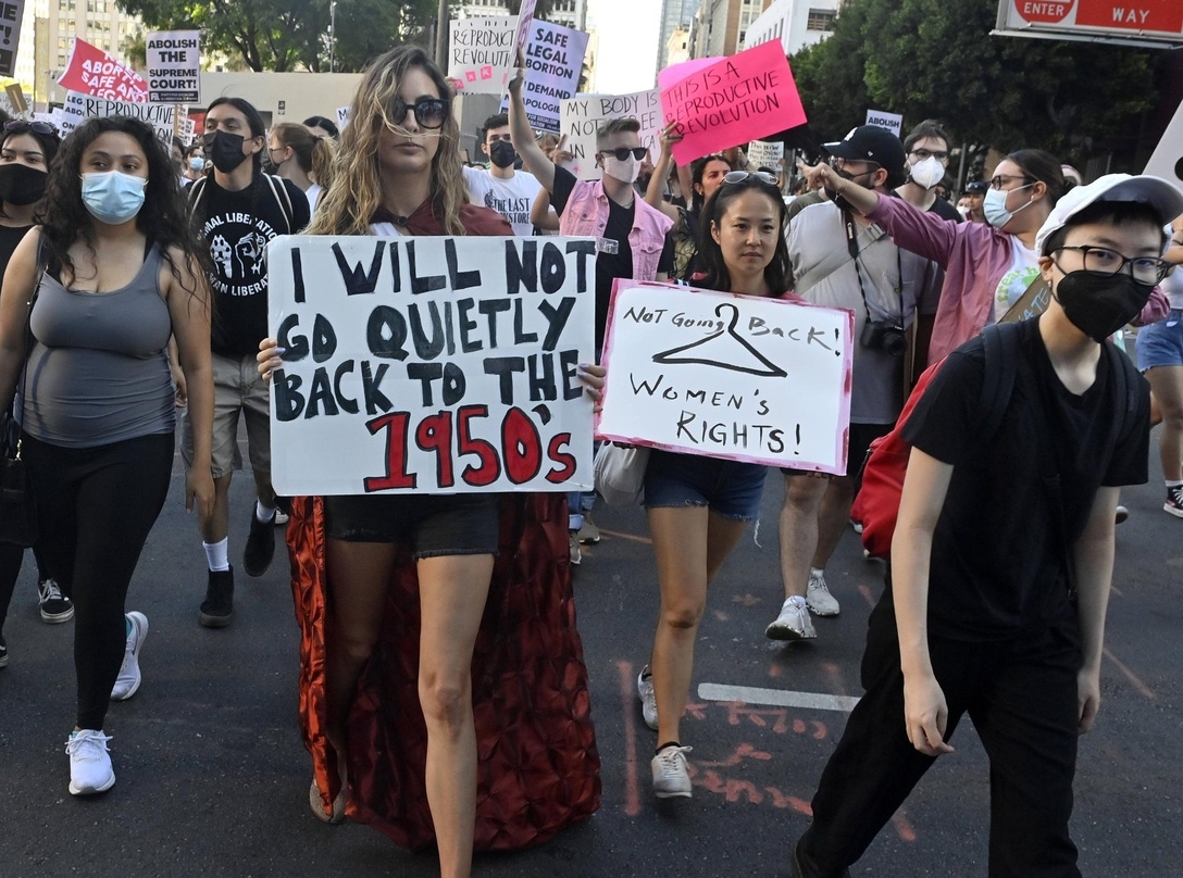 Nach der Verkündung der Entscheidung kam es in vielen US-Städten (wie hier in Los Angeles) zu Protestkundgebungen