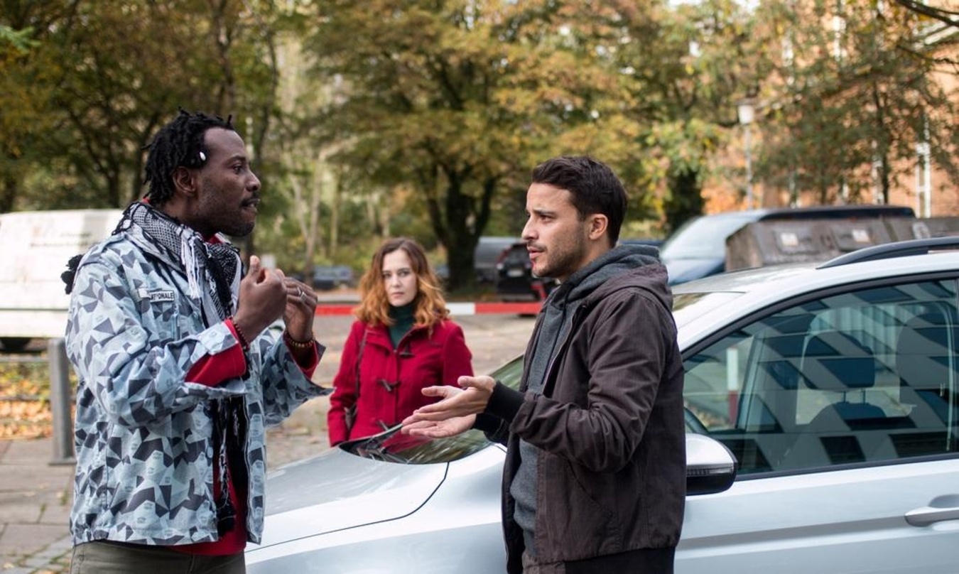 Ibrahima Sanogo, Oana Solomon und Kostja Ullmann in "Aus dem Tagebuch eines Uber-Fahrers"