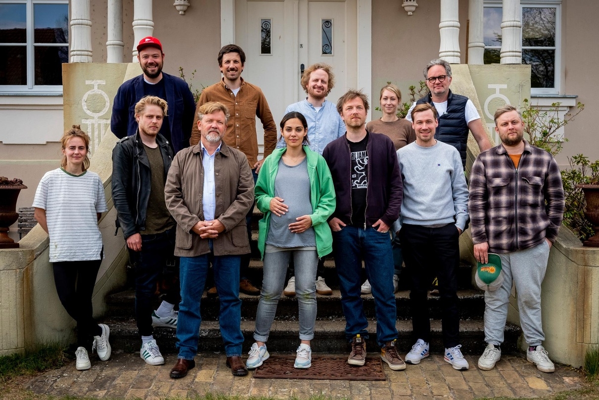 Olga von Luckwald, Karl Schaper, Justus von Dohnányi, Nilam Farooq, Thomas Sieben, David Kross, Anton Schneider (vorne, v.l.n.r.), Friederich Oetker, Max Frauenknecht, Benedikt Böllhoff, Constanze Guttmann, Daniel Gottschalk (hinten, v.l.n.r.)