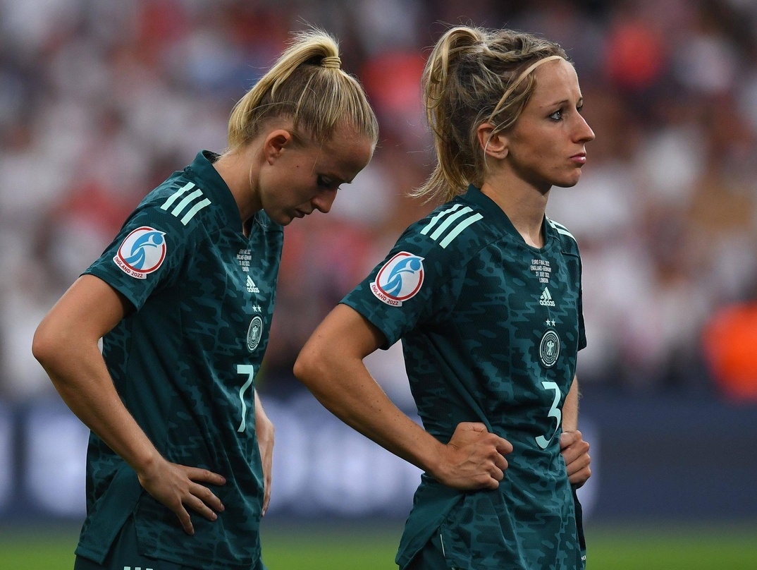 Niedergeschlagen waren die deutschen Nationalspielerinnen - hier Lea Schüller und Kathrin-Julia Hendrich - nach der 1:2-Finalniederlage gegen England
