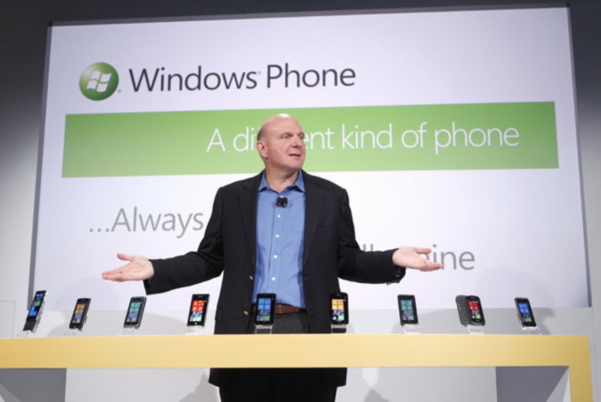 Microsoft-CEO Steve Ballmer vor den ersten "Windows Phone 7"-Geräten