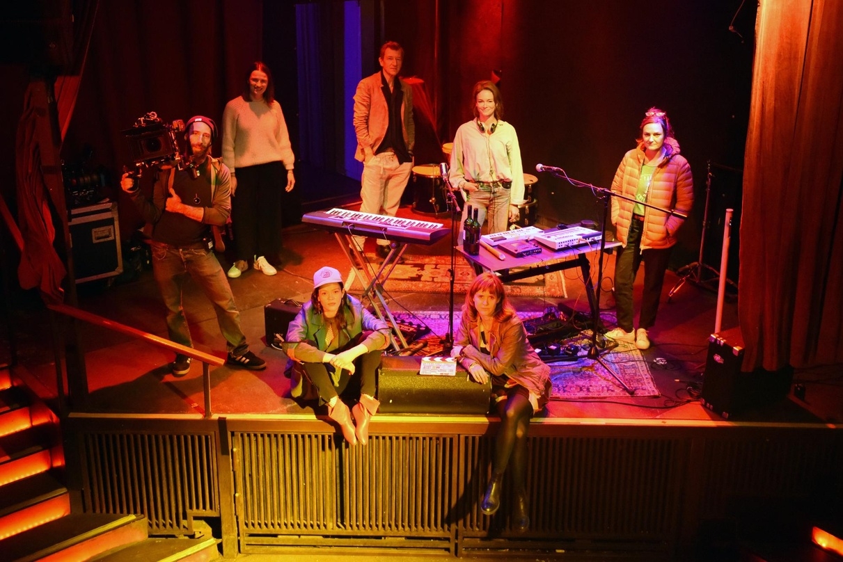 Am Set von "Vaterland" (AT): Armin Dierolf (Kameramann), Berit Hille (Producerin), Jens Albinus (Darsteller), Britta Meyermann (Produzentin), Bettina Oberli (Regisseurin, stehend v.l.n.r.) sowie die Darstellerinnen Paula Kober und Emily Cox (sitzend, v.l.n.r.)