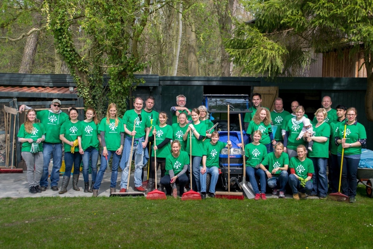 27 Mitarbeiter von Universal Pictures Germany nahmen am traditionellen "NBCUniversal Cares Day" teil und werkelten im Garten des Kinder-Hospizes "Sternenbrücke".