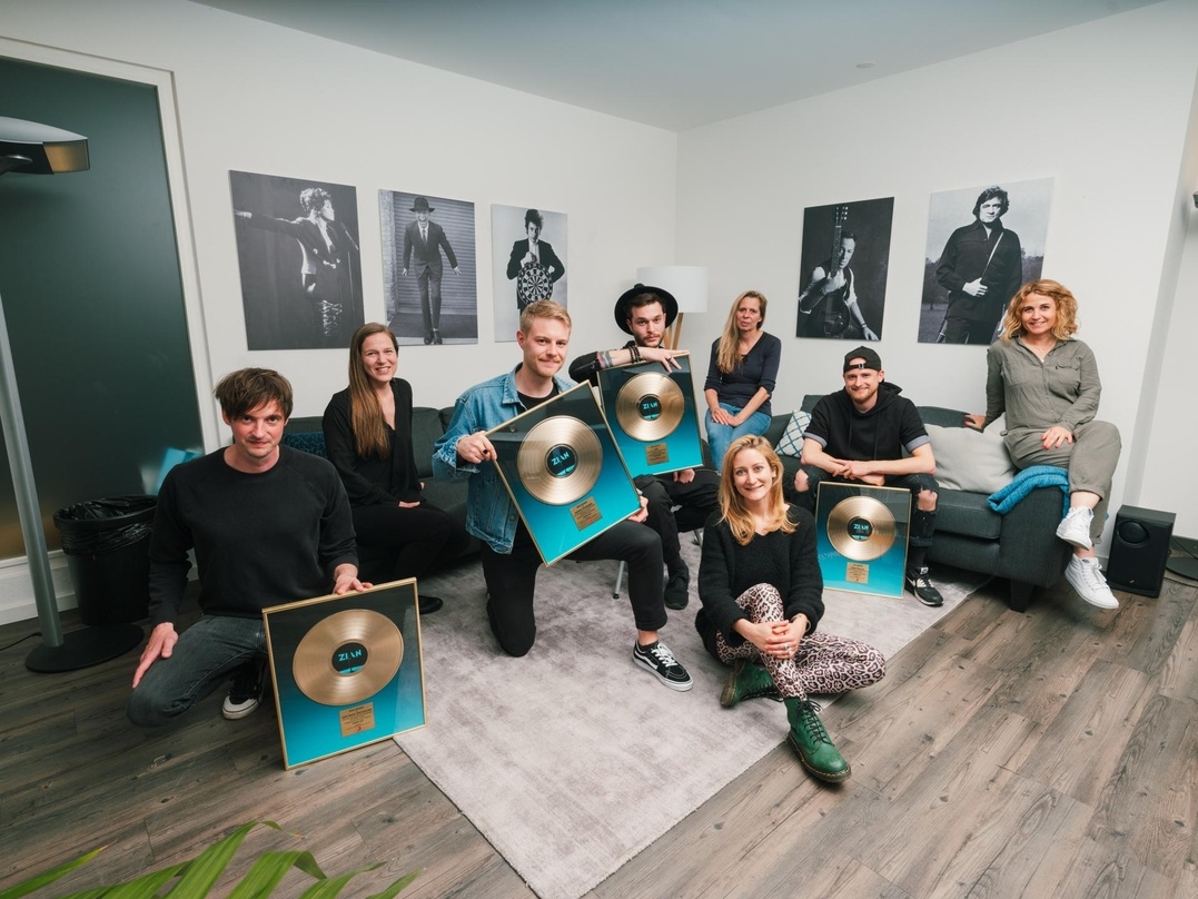 Kürzlich überreichte das Team von Sony Music dem Musiker den Gold-Award. (Von Links): Christoph Kammermann, Nadja Tomovski, Raphael Haldemann, Zian, Andrea Gujer, Julie Born, Henrik Amschler und Anja Küng.