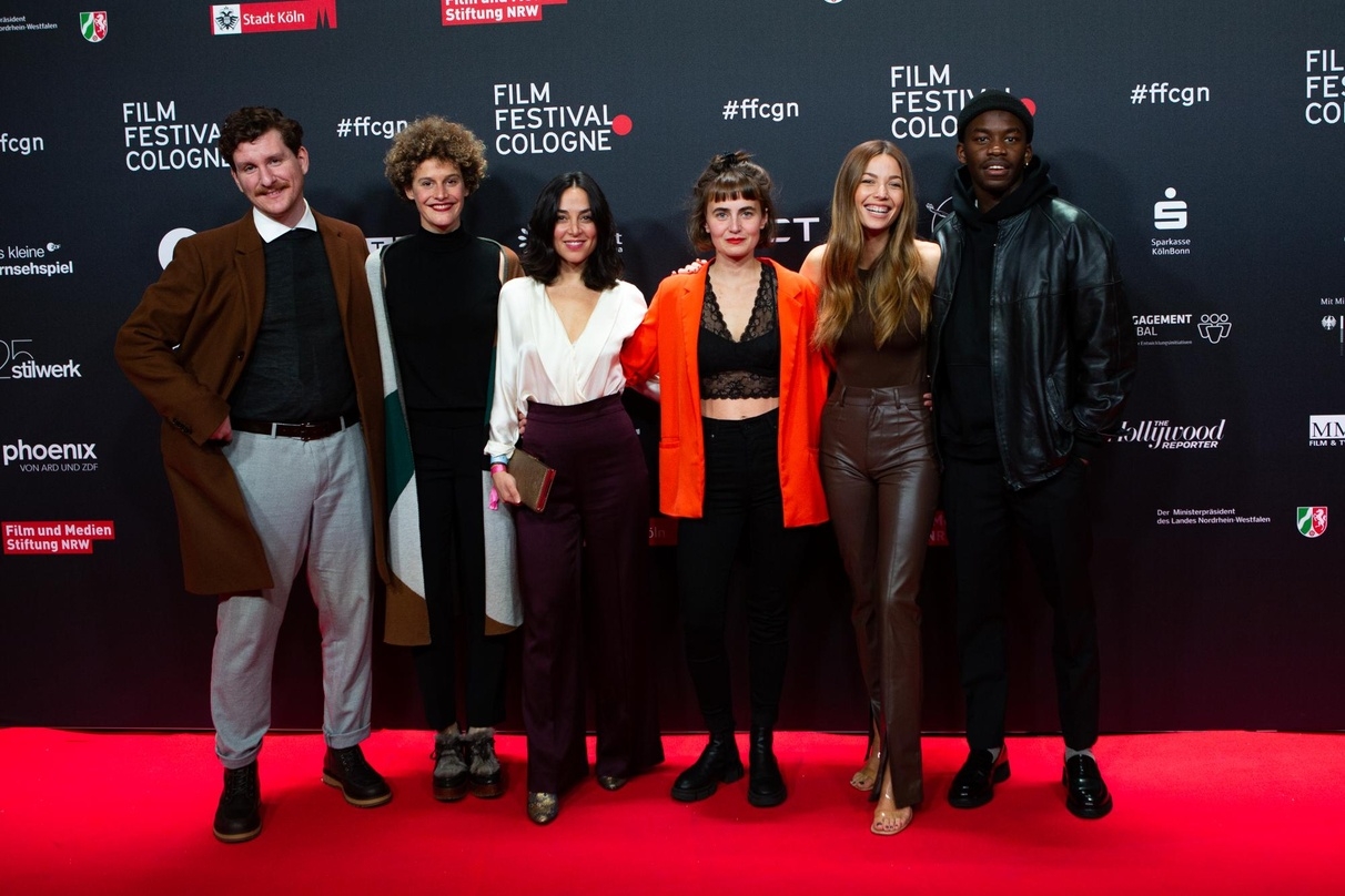 Bei der Premiere von "Start the fck up" (v.l.n.r.): die Hauptdarsteller*innen Dominik Weber, Karen Dahmen, Mona Pirzad, Olga von Luckwald, Lena Meckel und Kelvin Kilonzo