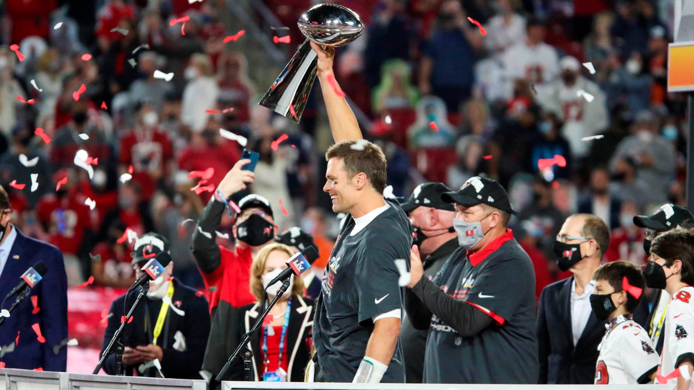 Tom Brady hält die "Super Bowl"-Trophäe in die Höhe - 