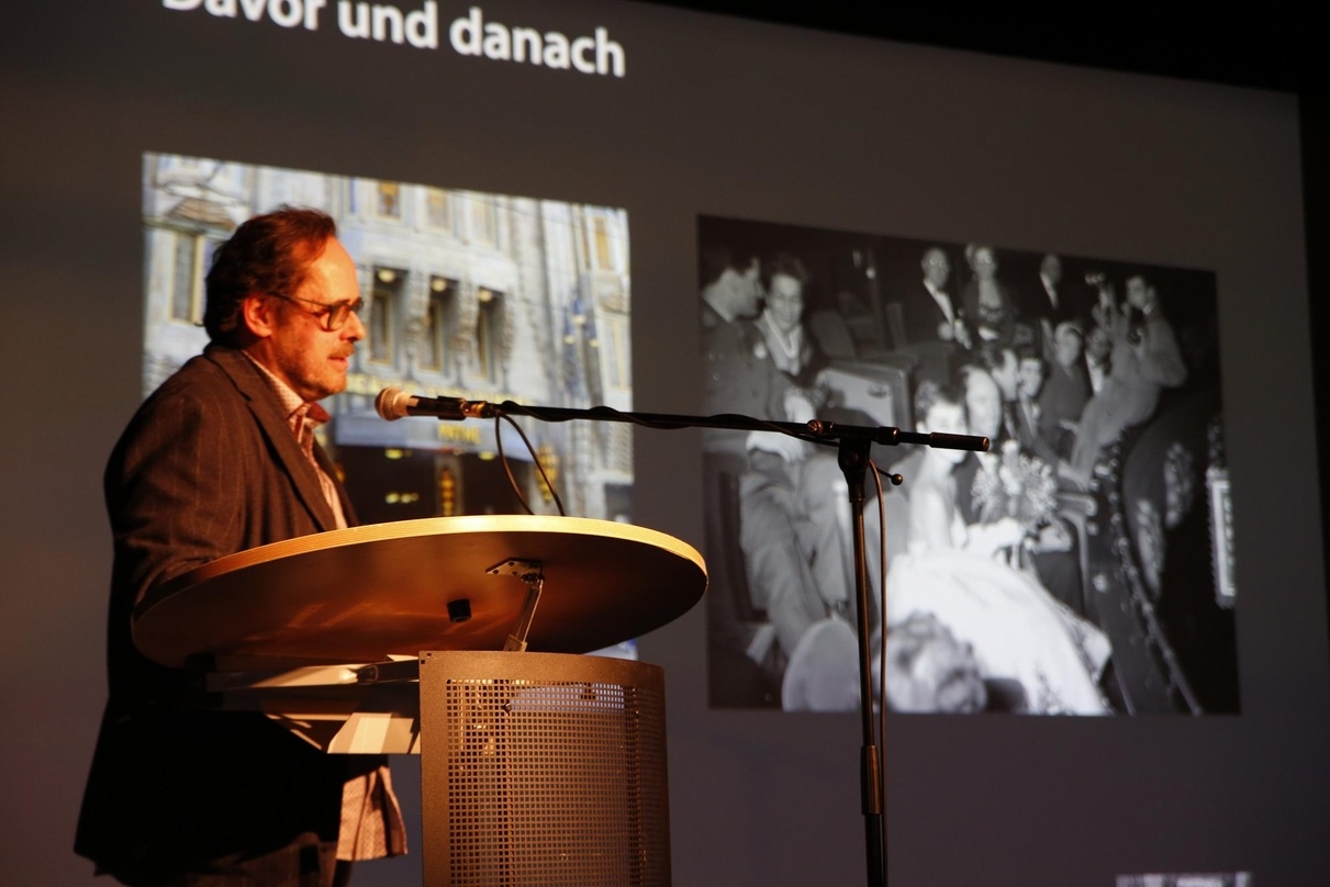 Der deutsch-niederländische Architekturhistoriker Chris van Uffelen bei seinem Vortrag im Rahmen des 15. Bundeskongresses der Kommunalen Kinos