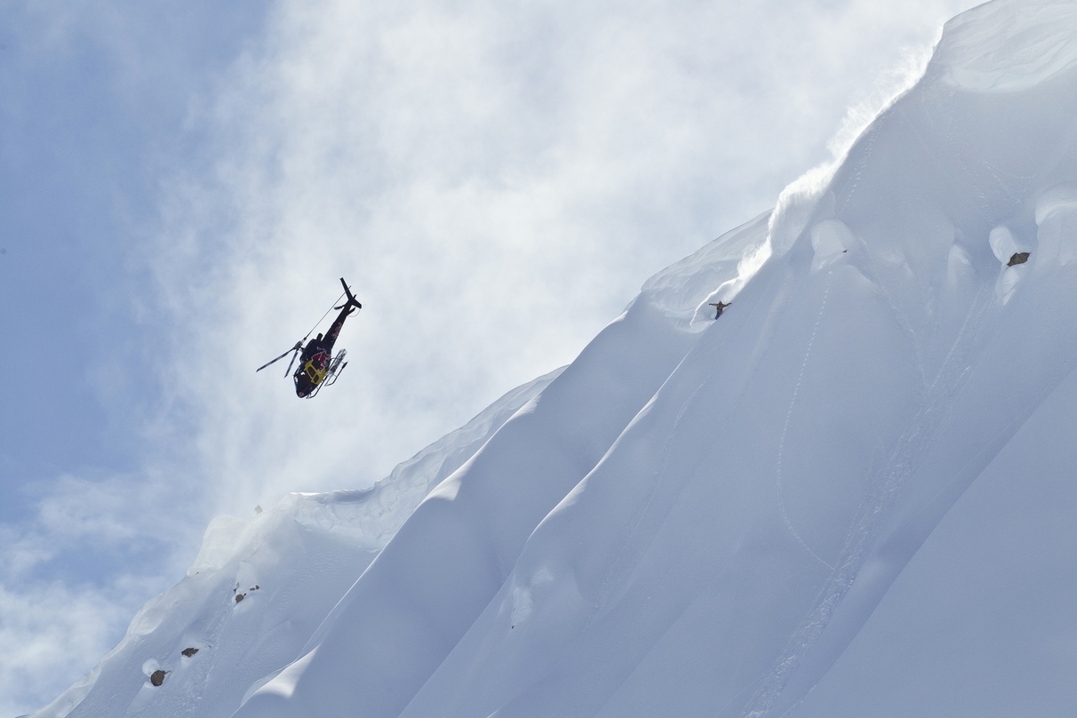 Was ist spektakulärer? Der Hubschrauber oder der Snowboarder? Szene aus "The Art of Flight", der demnächst als Blu-ray 3D esrcheint