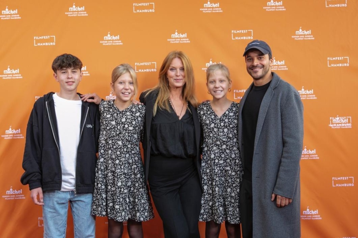 Bei der Deutschlandpremiere von "Lucy ist jetzt Gangster" (v.l.n.r.): die Darsteller Brooklyn Liebig, Valerie Arnemann, Esther Schweins, Violetta Arnemann und Kostja Ullmann