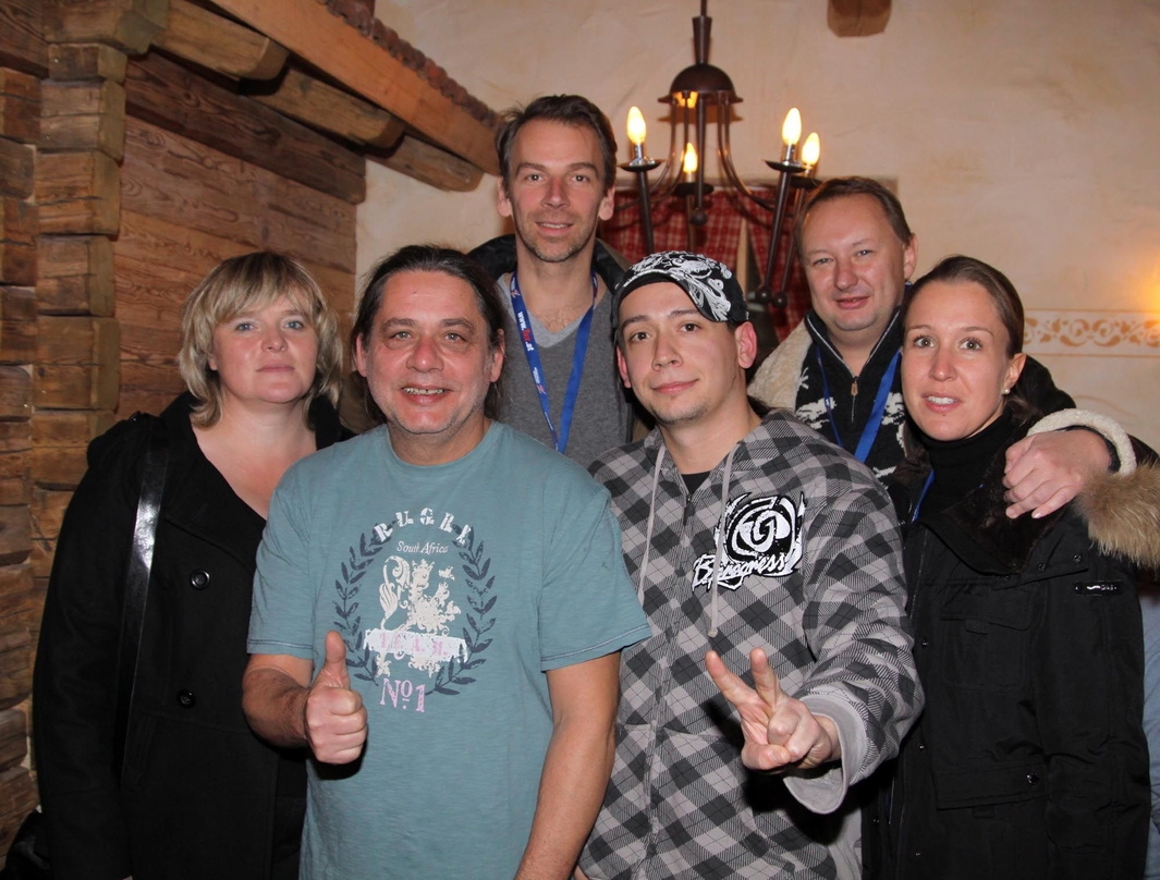 Feierten einen gelungenen Konzertabend: die Eberharters mit dem Team von Koch Universal