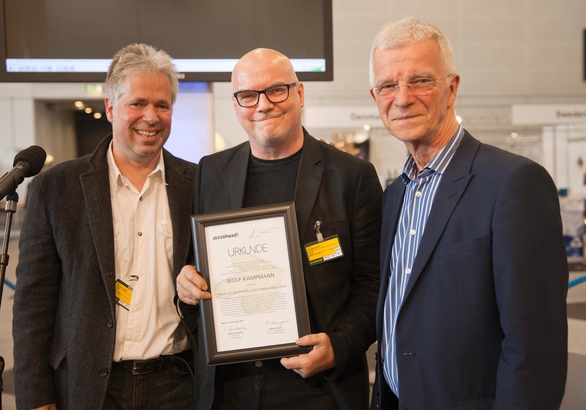 Bei der Preisverleihung (von links): Jurymitglied Ralf Dombrowski, Preisträger Wolf Kampmann und Peter Schulze (Künstlerischer Leiter der jazzahead!)