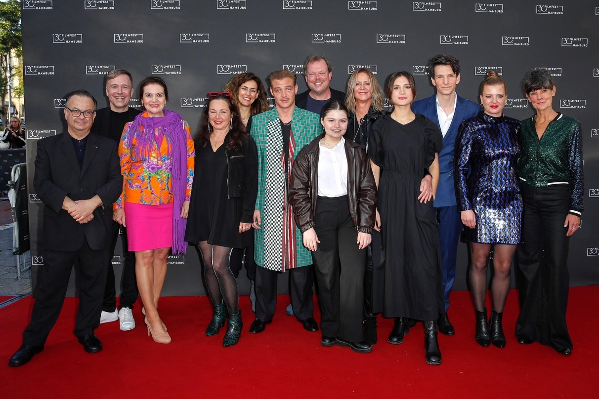 Bei der Weltpremiere von "In einem Land, das es nicht mehr gibt" (v.l.n.r.): Albert Wiederspiel (Filmfest Hamburg), Magnus Vortmeyer (Koproduzent; Verleih), Annegret Weitkaämper-Krug (gretchenfilm), Gabriele Völsch (Darstellerin), Susa Kusche (Ausführende Produzentin), David Schütter (Darsteller), Bernd Hölscher (Darsteller), Zoe Höche (Darstellerin), Aelrun Goette (Drehbuch:Regie), Marlene Burow (Darstellerin), Sabin Tambrea (Darsteller), Jördis Triebel (Darstellerin) und Tanja Ziegler (Produzentin)