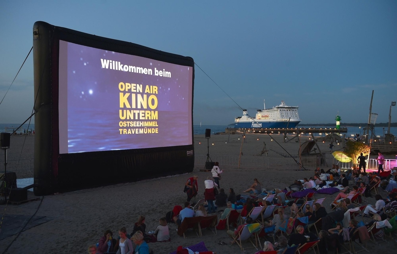Auch in diesem Jahr wird am Strand von Travemünde wieder eine Kinoleinwand aufgebaut