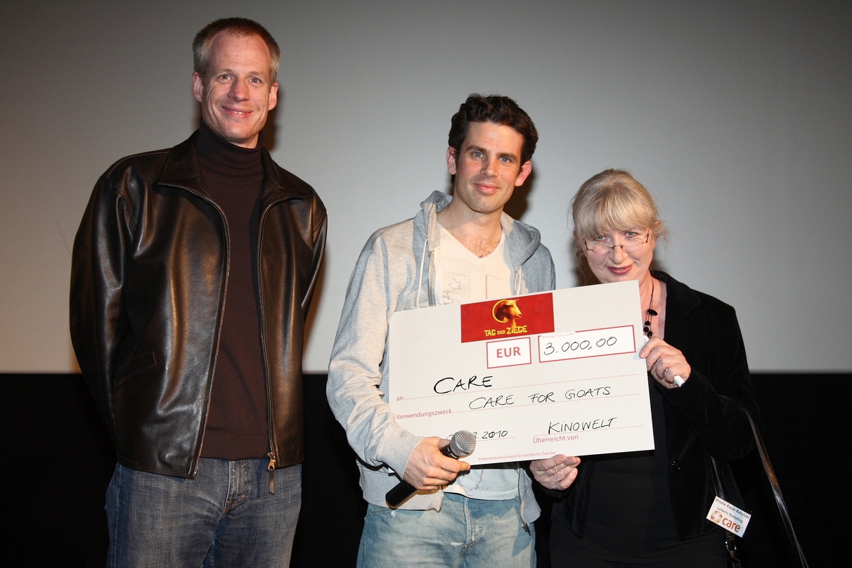 Kalle Friz (Leiter Kinowelt Filmverleih), Schauspieler Steffen Groth und Ursula Kapp-Barutzki (Leiterin Kommunikation/Marketing bei CARE) bei der Charity-Premiere von "Männer, die auf Ziegen starren"