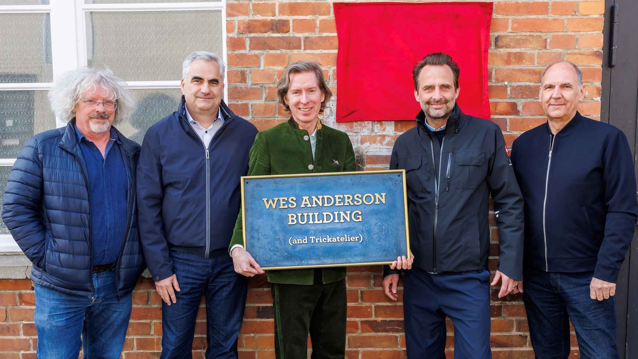 Wes Anderson mit dem Management Team von Studio Babelsberg (v.l.:) Marcus Loges (Geschäftsführer / Production Services), Jörg Bachmaier (CEO), Eike Wolf (Director Studio Operations) und Michael Düwel (Geschäftsführer Art Department)