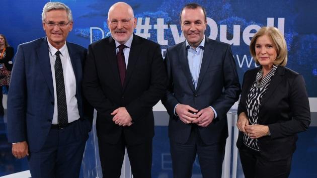 Das "TV-Duell" zur Europawahl: Moderator Peter Frey, Politiker Frans Timmermans und Manfred Weber, Moderatorin Ingrid Thurnher (v.l.n.r.)