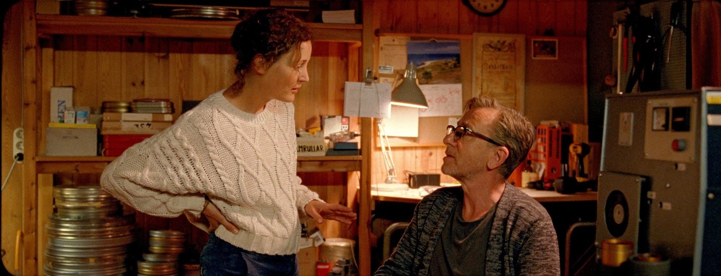 Vicky Krieps und Tim Roth als Filmemacher zu Besuch auf "Bergman Island"