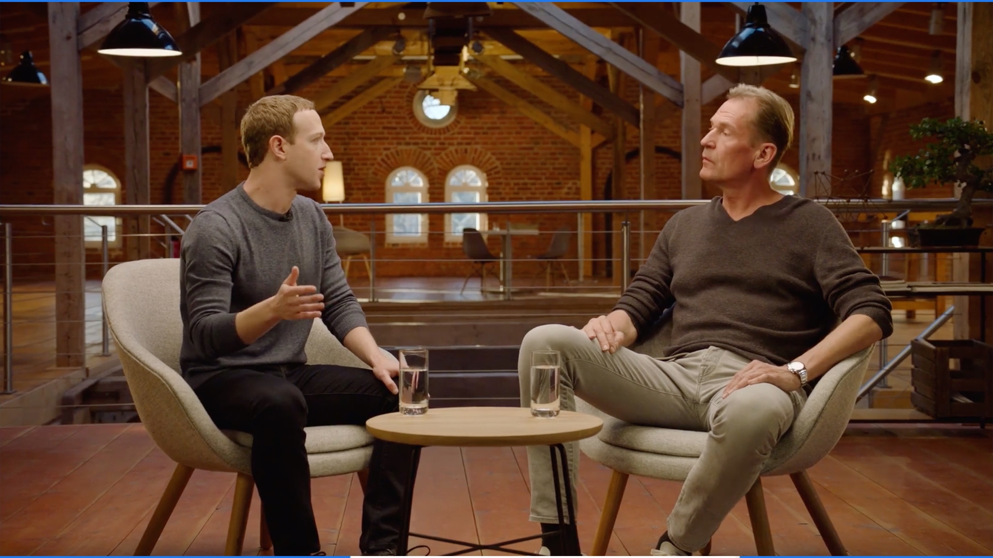 Facebook Chef Mark Zuckerberg und Axel Springer CEO Mathias Döpfner 2019 im Gespräch –