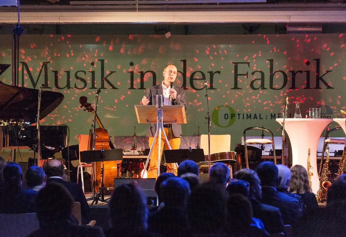 Musik in der Fabrik 2016: Als Geschäftsführer von optimal media begrüßt Jörg Hahn die Gäste in den Räumen der Druckweiterverarbeitung ...