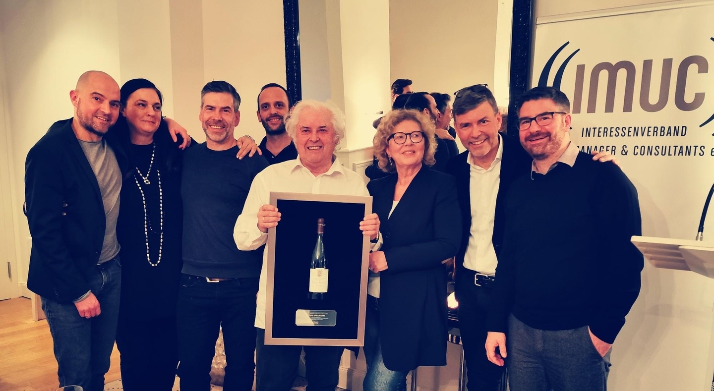 Bei der Ehrung für Louis Spillmann (von links): die IMUC-Vorstände Timo Holstein, Tessy Schulz, Florian Böhlendorf, Pino Brönner, der verabschiedete Louis Spillmann, Karin Heinrich, Wolfgang Weyand und Patrick Oginski