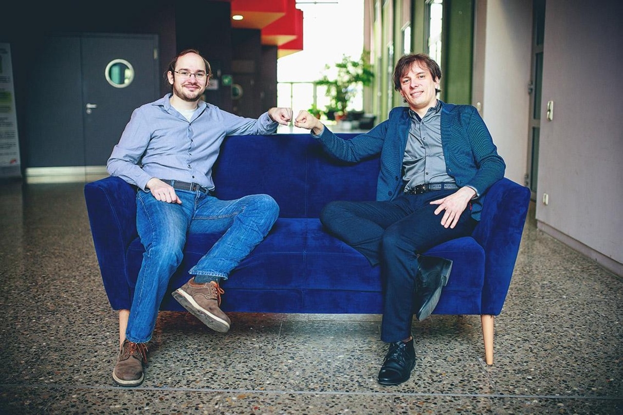 Sind sich handelseinig (v.l.): Enrico Gebert, CEO von Silver Seed Games, und Andreas Heldt, CEO von Z-Software