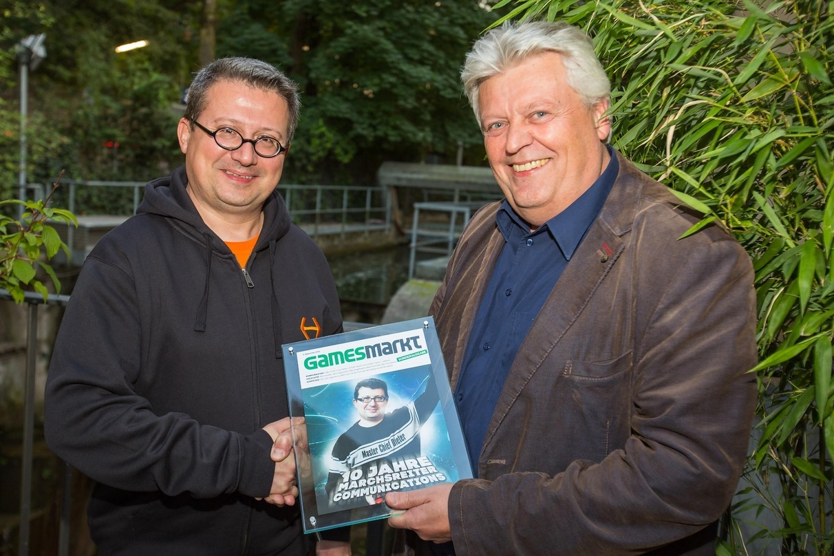 Harald Hesse (GamesMarkt, r.) gratuliert Agenturinhaber Dieter Marchsreiter zum Zehnjährigen