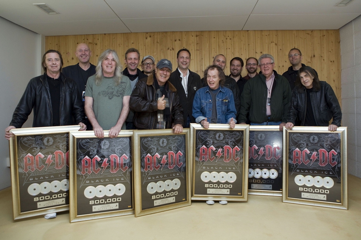 Feierten diverse Triumphe gemeinsam: AC/DC und das Team von Sony Music