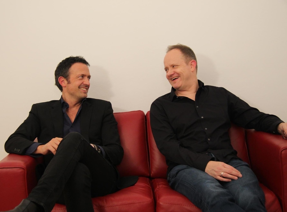 Ein kreatives Gespann: der Trompeter Till Brönner (links) und der Kontrabassist Dieter Ilg auf der Musik- Woche-Couch