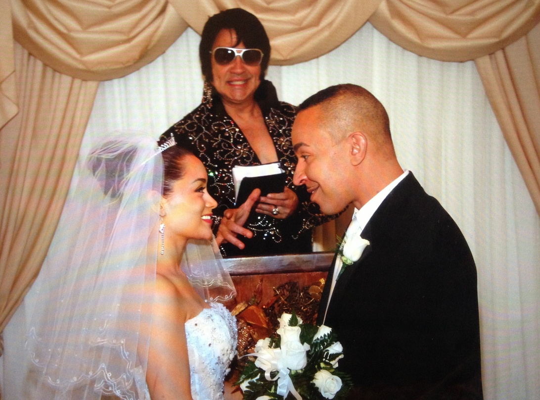 In der Graceland Wedding Chapel in Las Vegas heiratete Lou Bega, der mit "Mambo No. 5 (A Little Bit Of ...)" 1999 einen weltweiten Hit landete, jüngst Jenieva Jane B., seine langjährige Lebensgefährtin und Mutter der gemeinsamen Tochter Jada Love. Die Trauung fand am 7. Januar statt, einen Tag vor dem Geburtstag von Elvis Presley. Die Elvis-Darsteller vor Ort trauten zuvor bereits Künstler wie Jon Bon Jovi oder Billy Ray Cyrus.