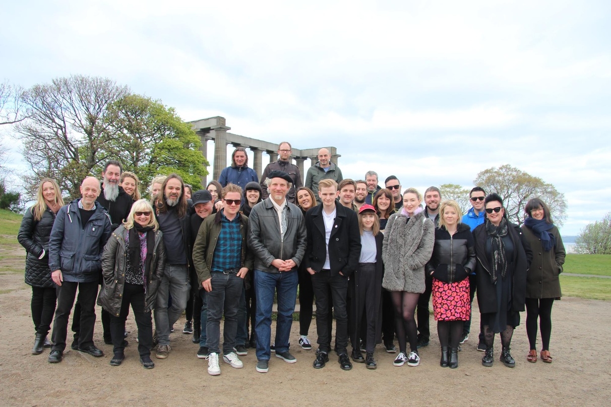 Gruppenfoto auf dem Calton Hill in Edinburgh: ein Teil der Fachbesucher von Wide Days beim Samstagsprogramm um Olaf Furniss (Mitte, vorn)