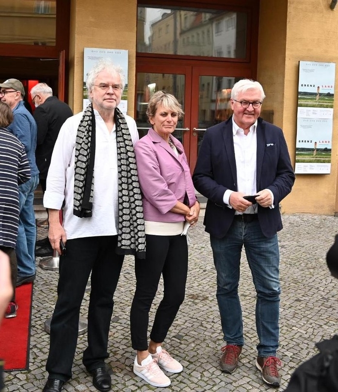 Bei der Premiere von "Grenzland" (v.l.n.r.): Regisseur Andreas Voigt, Produzentin Barbara Etz und Bundespräsident Frank Walter Steinmeier