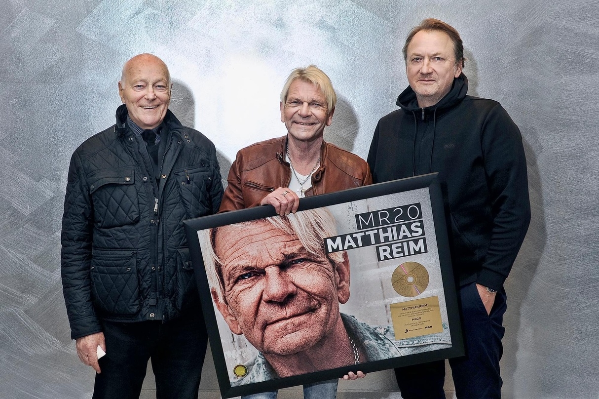 Erfreut über Gold (von links): Manager Dieter Weidenfeld, Matthias Reim und Markus Hartmann (Sony Music)