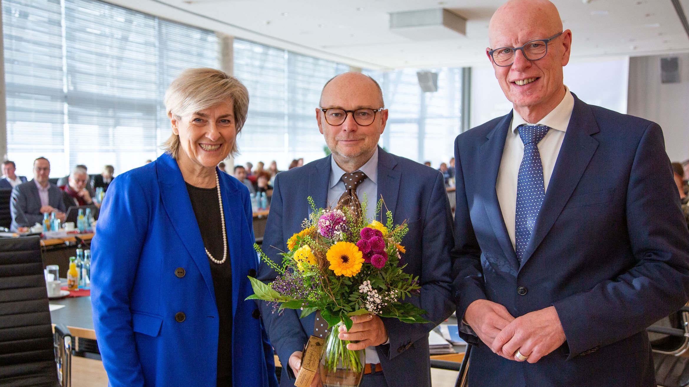Tim Herden (m.) wurde zum neuen MDR-Landesfunkhausdirektor in Sachsen-Anhalt gewählt. Intendantin Karola Wille und Rundfunksratsvorsitzender Dietrich Bauer gratulierten -