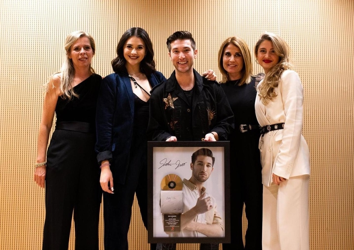 Im Umfeld der Swiss Music Awards mit Gold überrascht: Justin Jesso (Mitte) und seine Gratulantinnen von Sony Music Schweiz