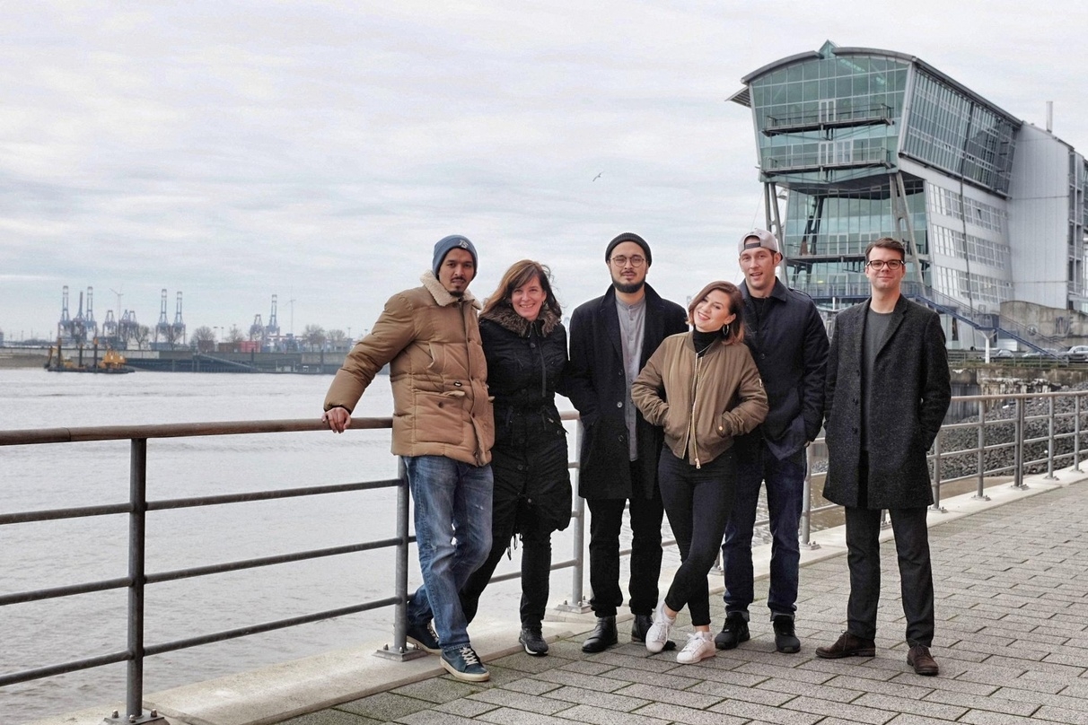 Arbeiten gemeinsam am Debütalbum (von links): Younes Laejaje (Tracksetters), Bettina Wohlgefahrt (Believe Digital), Produzent Tino Borja "T-No" (Tracksetters), Sängerin Gwen, André Rogoschewski (Tracksetters) und Konstantin Singer (Believe Digital)