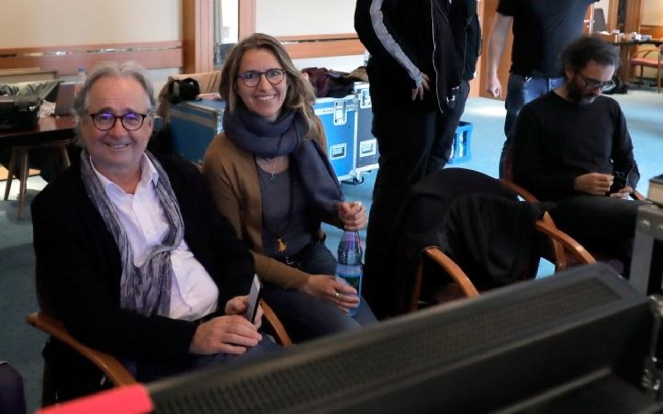 die film-Gründer Uli Aselmann mit seiner Produzentenkollegin und Co-Geschäftsführerin Sophia Aldenhoven am Set des "Tatort"-Experiments "Das Team"
