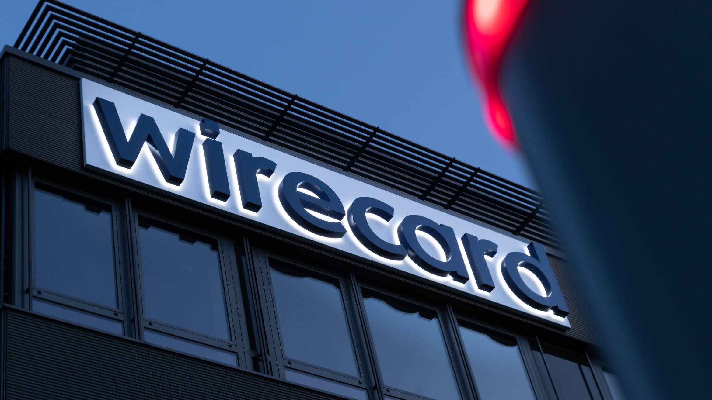 Der Schriftzug von Wirecard ist an der Firmenzentrale des Zahlungsdienstleisters in Aschbeim bei München zu sehen –
